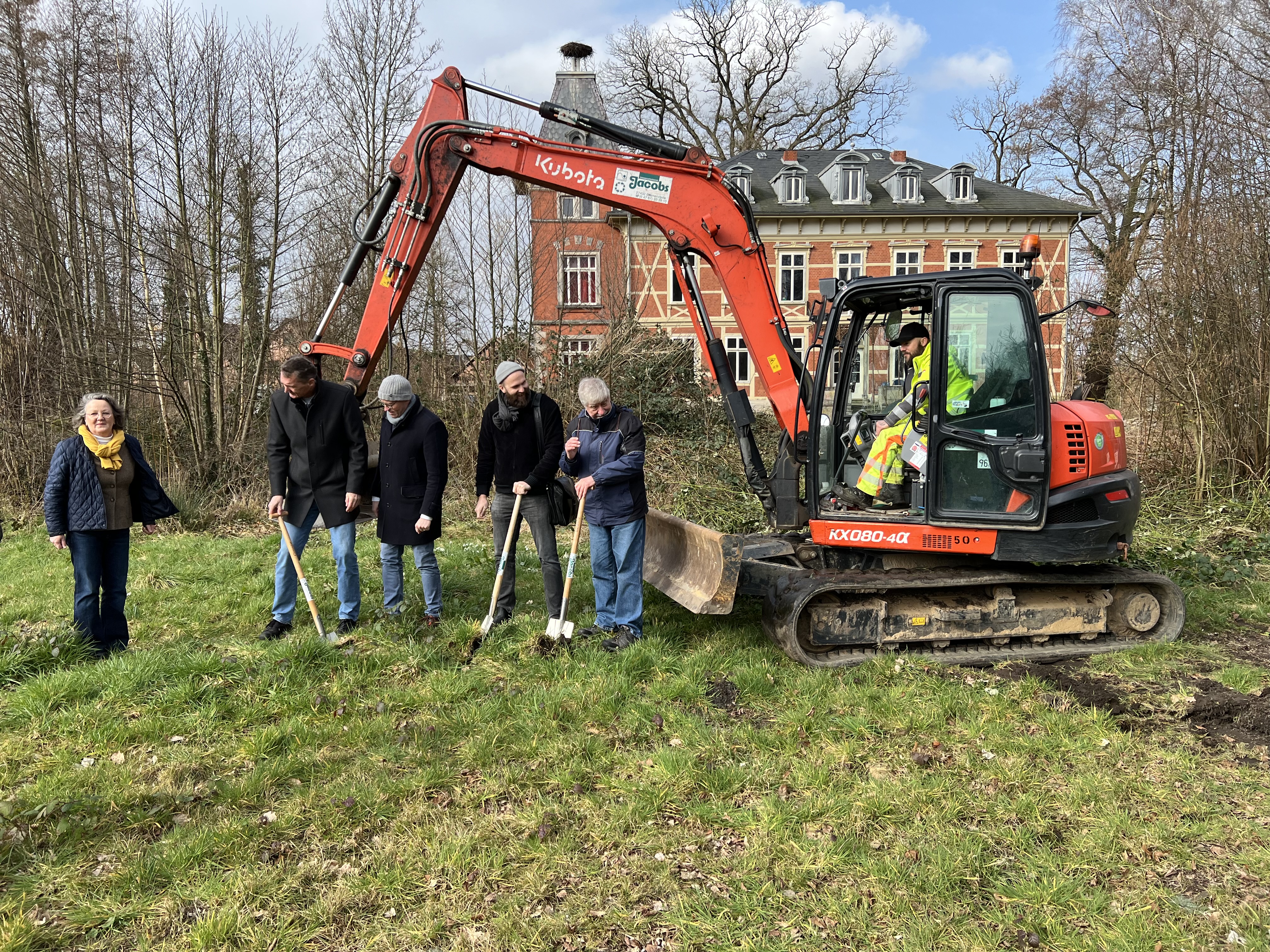 Julian Benesch beim Spatenstich auf der Burginsel Horneburg